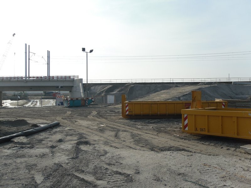 Foto van de bouw: de palen voor de bovenleiding zijn al aanwezig