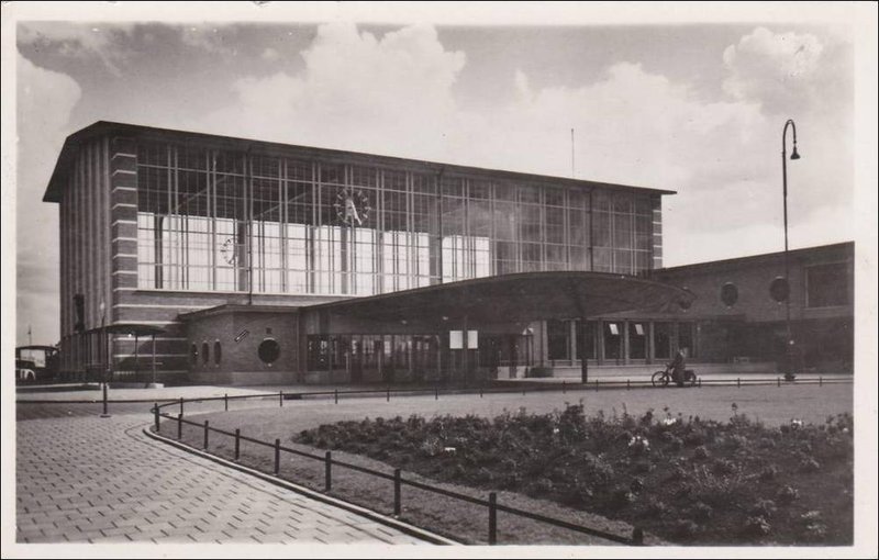 Het Amstelstation kort na de bouw; circa 1940.