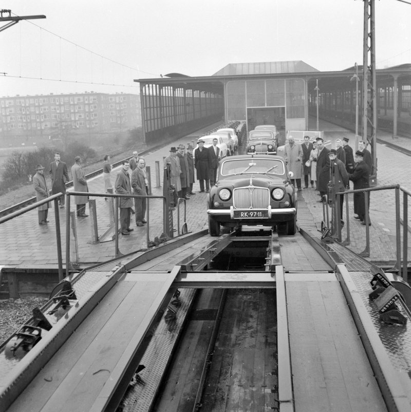 Het oprijden van een dubbeldekwagen van de autoslaaptrein; 1960.