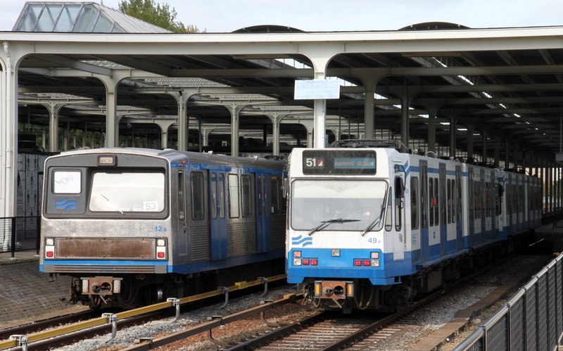 Een metrotreinstel en sneltram bij het Amstelstation; 2009.