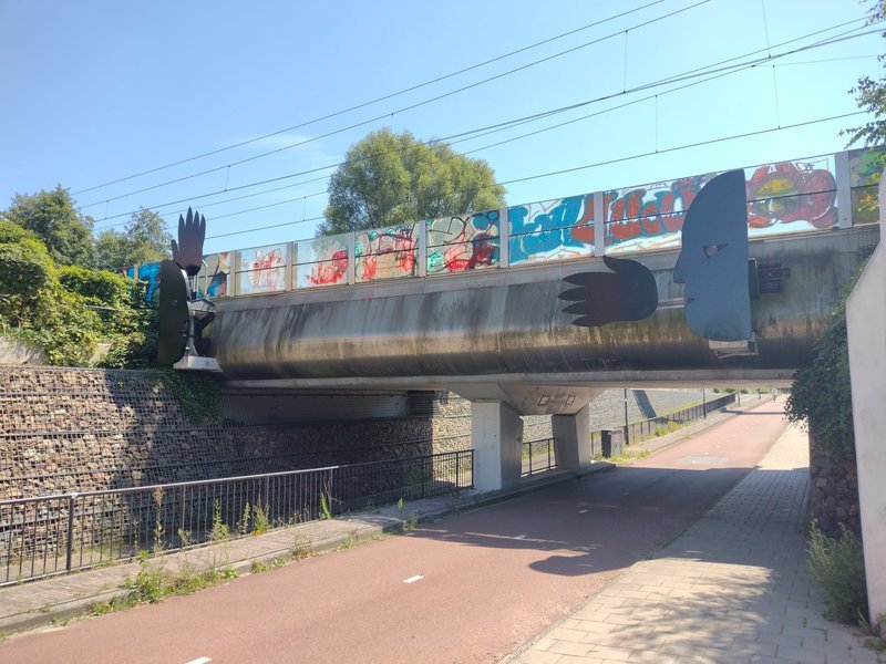 Spoorviaduct met kunstwerk