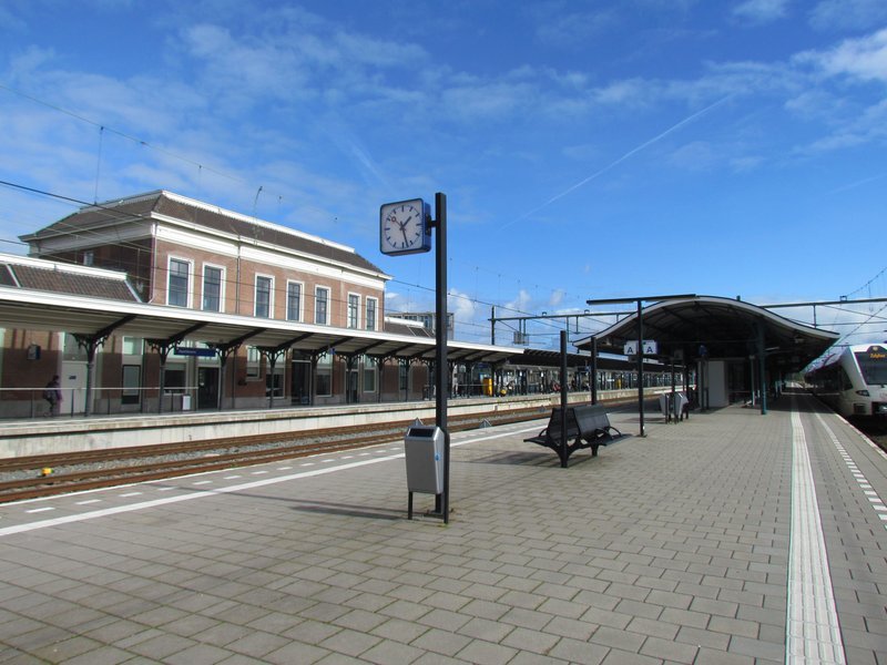 Station Apeldoorn met oude perronoverkapping; 8 oktober 2017