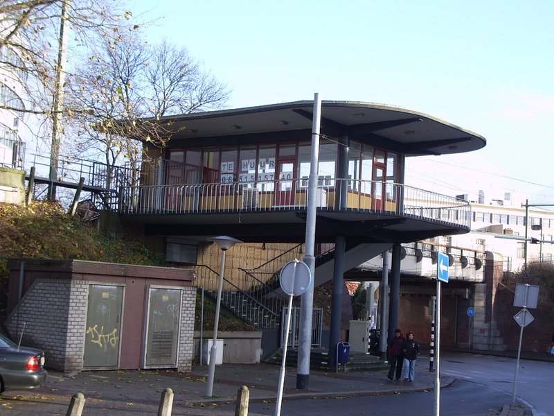 Het oude toegangsgebouw uit 1953.