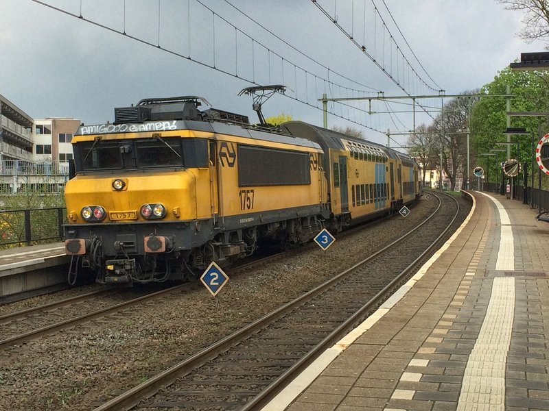 NS 1757 met DD-AR op station Arnhem Velperpoort onderweg naar Zutphen.