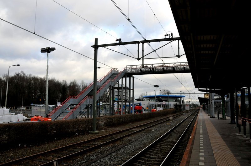 De noodbrug in aanbouw