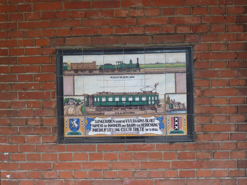 Herrineringstegels op het station