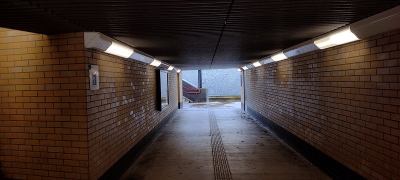 De voetgangerstunnel onder de sporen