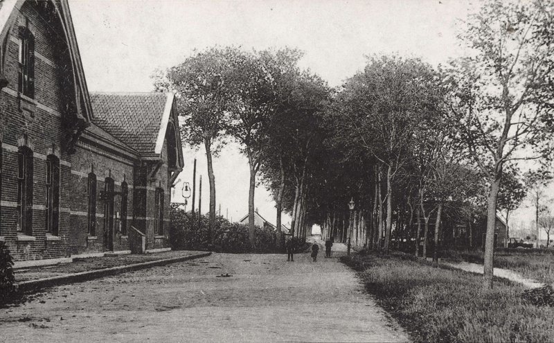 Station Bedum op een prentbriefkaart uit 1920