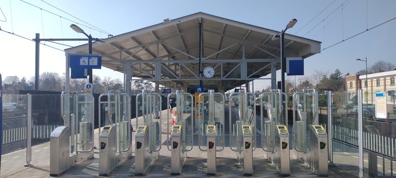 Het perron, afgesloten met poortjes, in 2024.