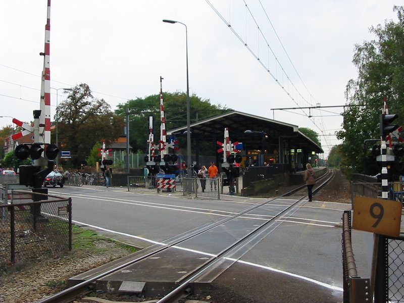 Station Bilthoven, met de in 2012 verwijderde overweg