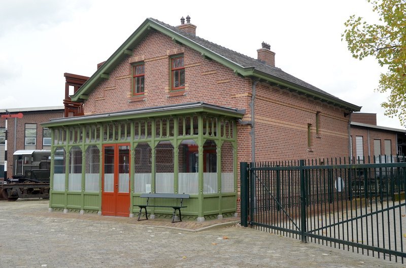 De vroegere dienstwoning van Station Bilthoven is om plaats te maken voor de bouw van de verkeerstunnel verplaatst naar het Spoorwegmuseum te Utrecht.