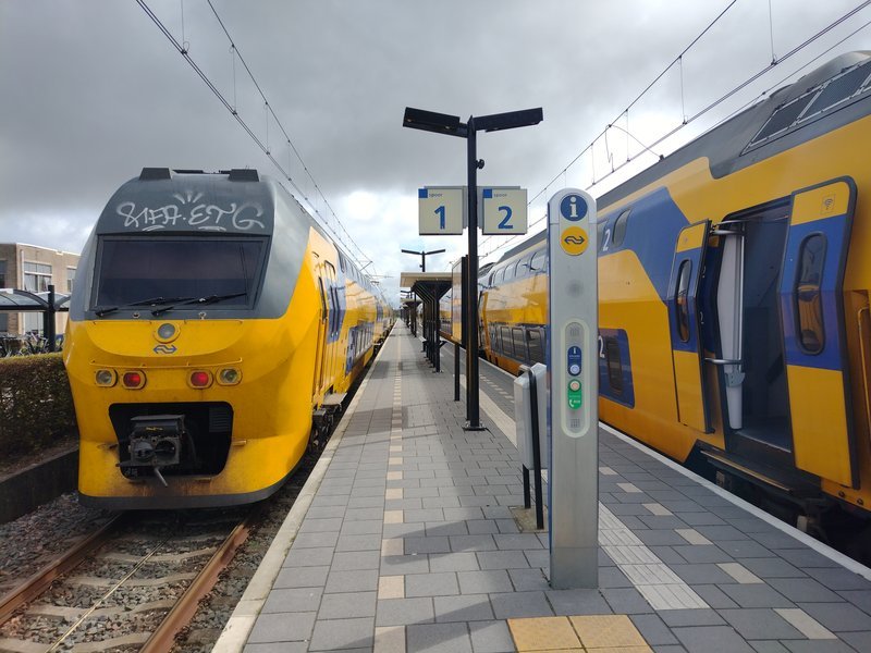 Twee VIRM's op het station