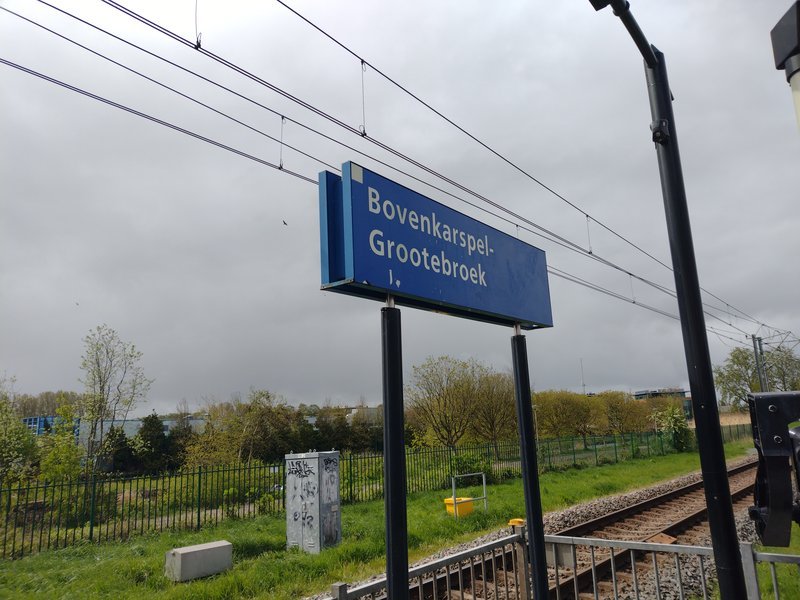 Naambordje op het station