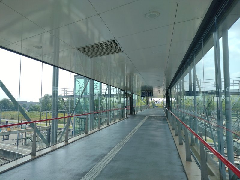 Loopbrug over de sporen