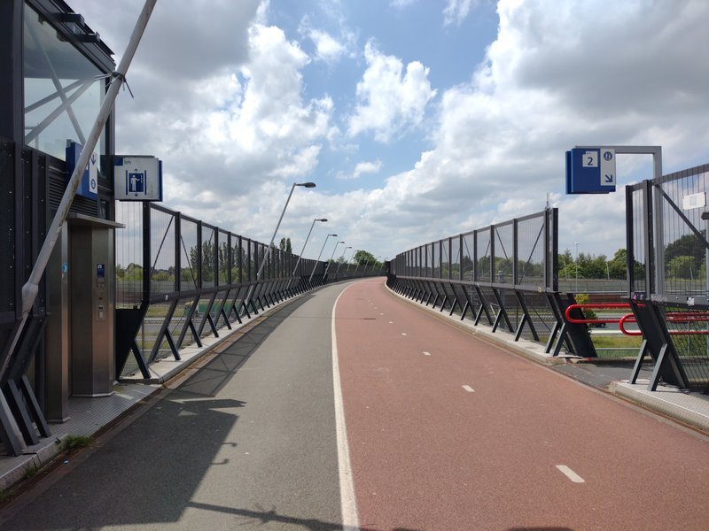 Wandel- en fietspad op het station