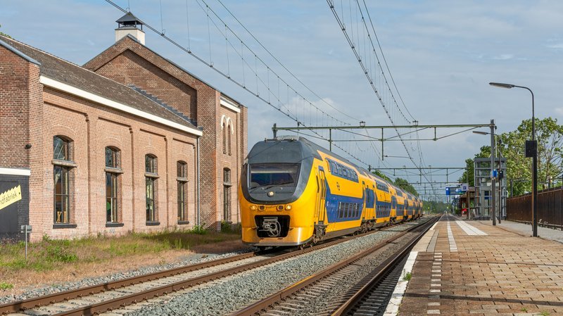 VIRM passeert het station