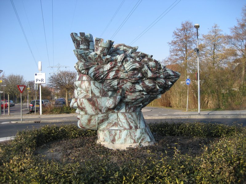 Beeld van de godin Sibylle door Hans van Bentem bij Station De Vink