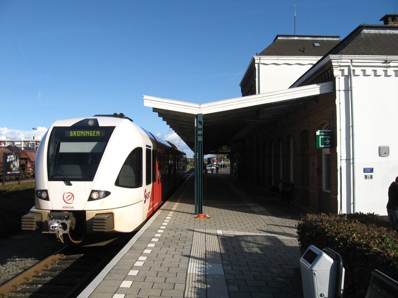 Perronzijde met Arriva-trein naar Groningen