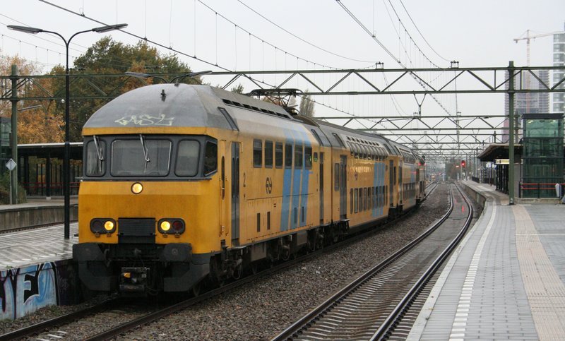 Een trein op station Laan v NOI