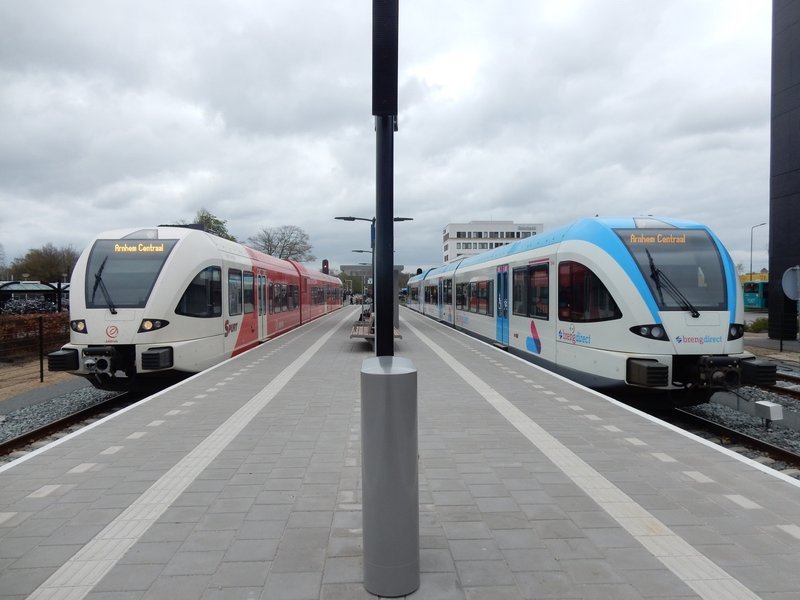 Twee GTW's op het station. Een van Arriva en een van Breng