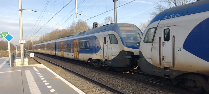 NS FLIRT vertrekt van het station