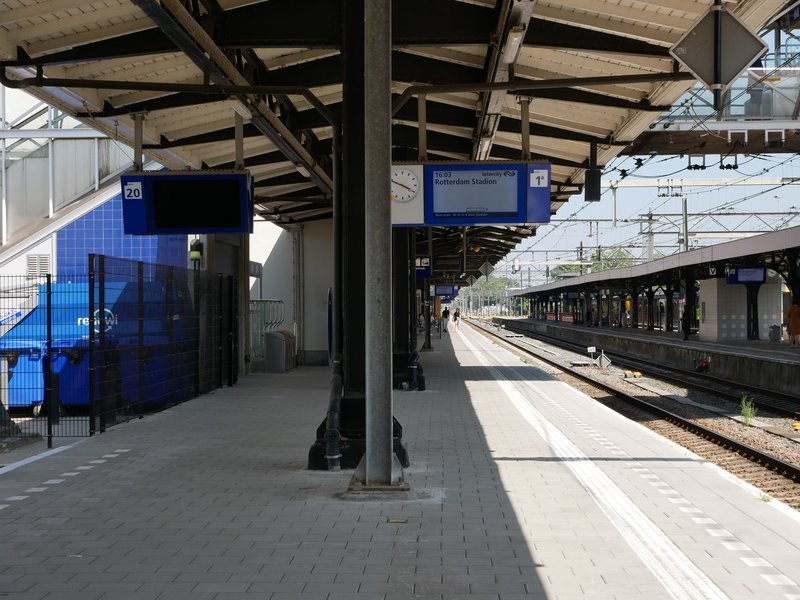 Spoor 1 en 20, achterzijde stationsgebouw.