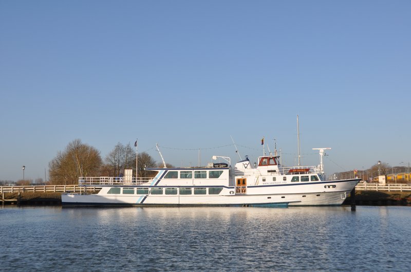 Bep Glasius naast station in 2012