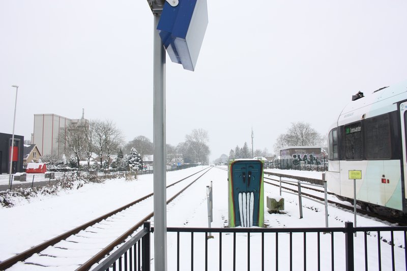 Vertrekkende trein in de sneeuw