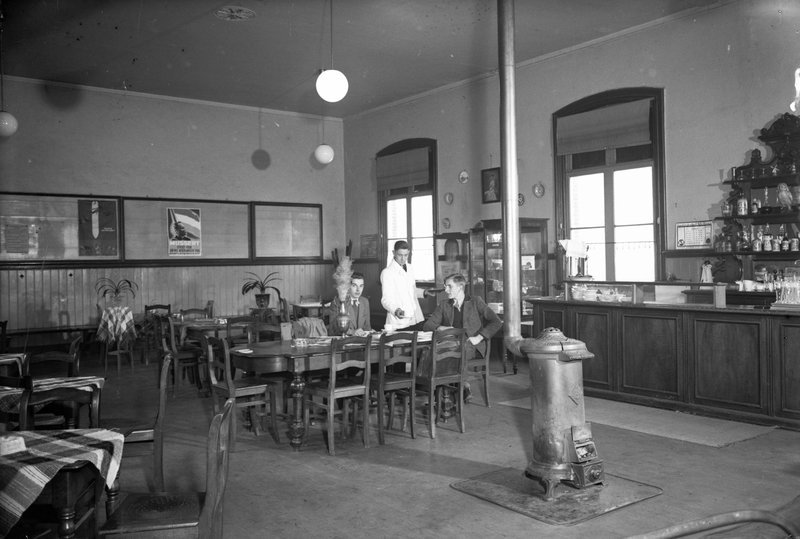 Wachtkamer derde klasse van het voormalige station, 1941