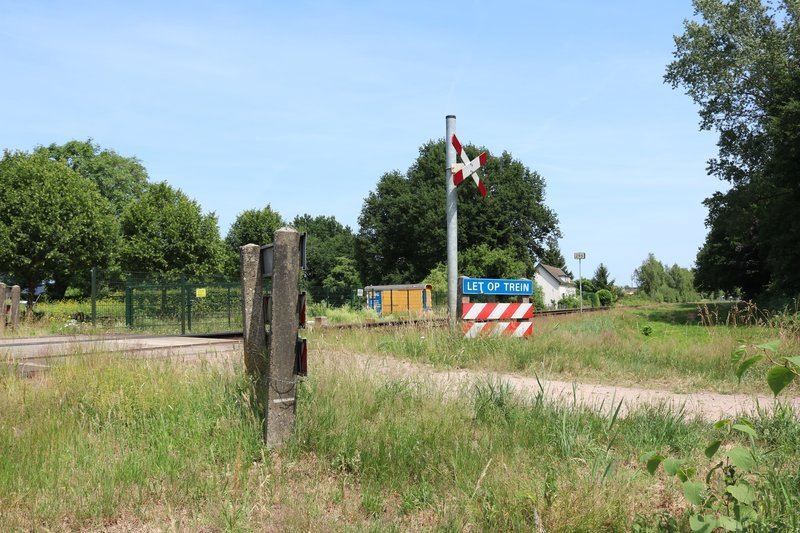 Locatie van de vroegere kruising met spoorlijn Neede-Hellendoorn, ten westen van het station