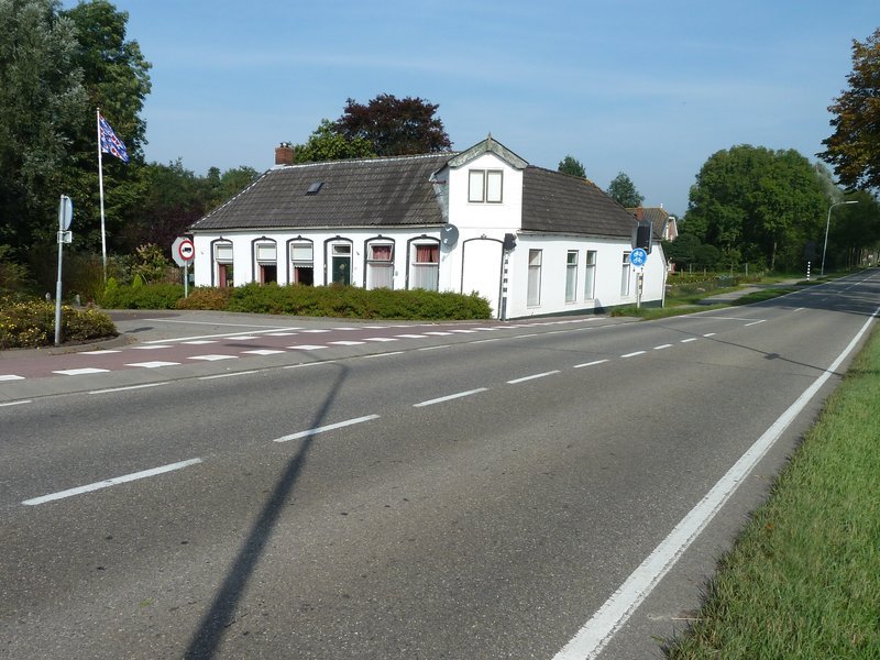 Voormalig stationskoffiehuis aan de weg tussen Gaarkeuken en Grijpskerk (rechts). Links de ingang naar het station. Het gebouw had vroeger een veranda. Later café, tegenwoordig woonhuis.