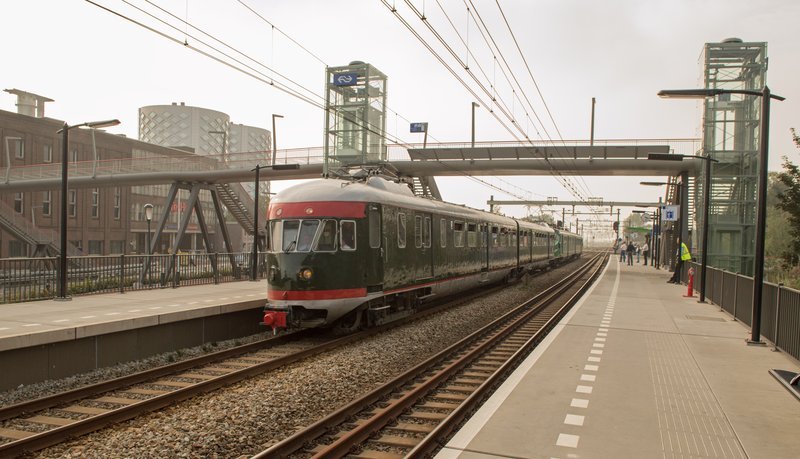 Monumentale trein passeert het station ter ere van 175 jaar spoorwegen in Nederland