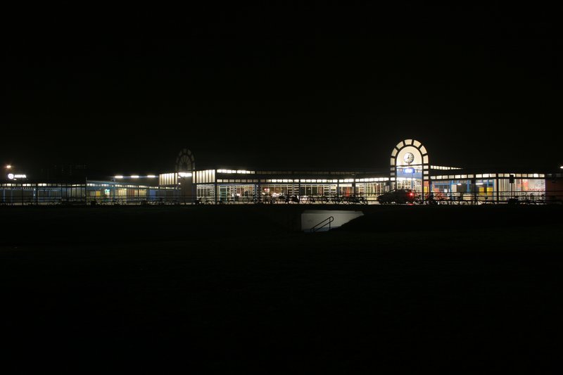 Station Heerenveen voorzijde (bij nacht)