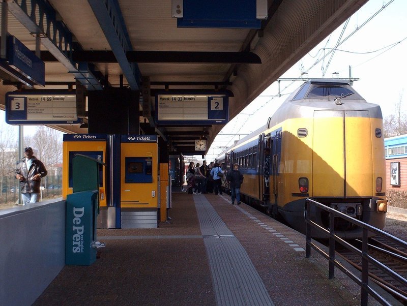 Perronssituatie 2006. Rechts de trein naar Leeuwarden.