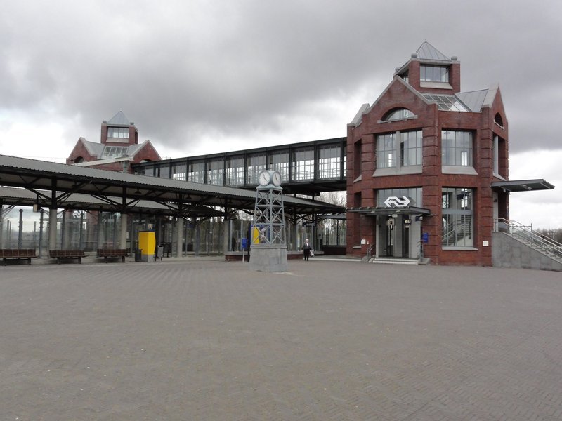 Het station gezien vanuit woonkern De Veste.