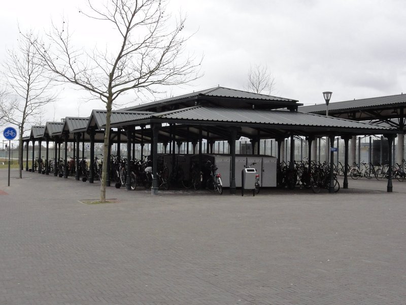 Een van de twee fietsenstallingshallen.