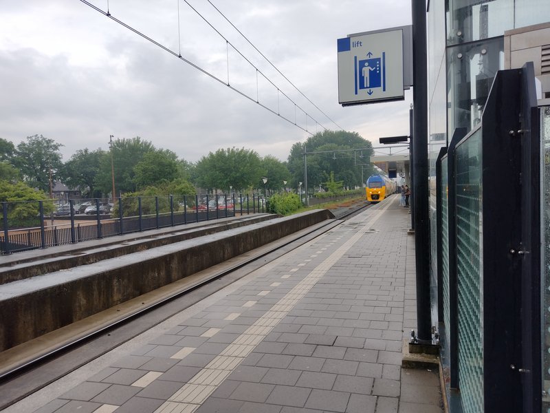 Gemoderniseerde VIRM arriveert op het station