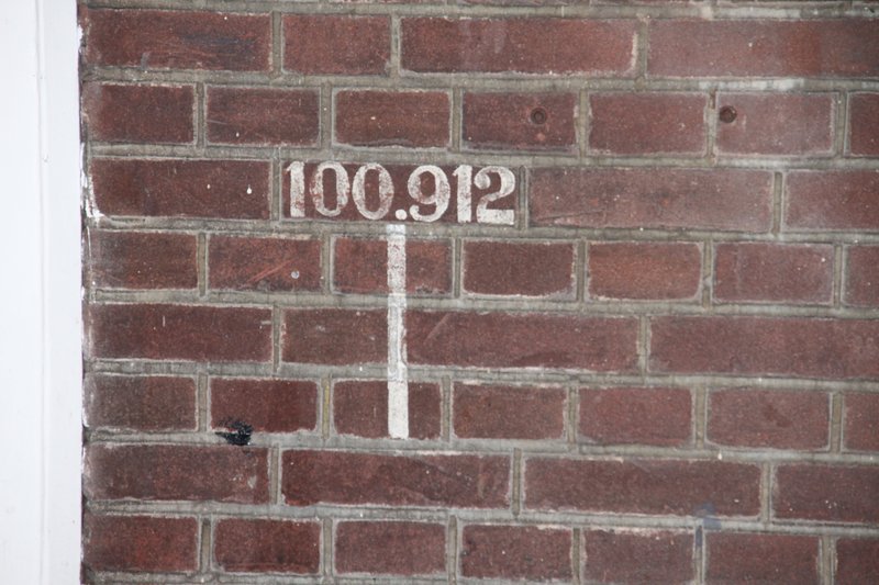 Op de muur staat nog steeds de kilometrering van de Centraalspoorweg: 100.9 km vanaf Utrecht