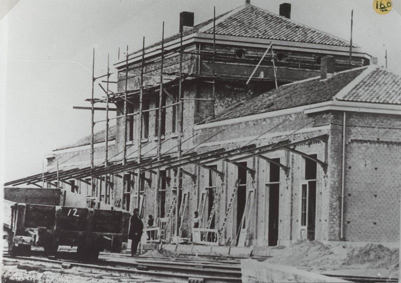 Het originele station Krommenie-Assendelft in aanbouw in 1869