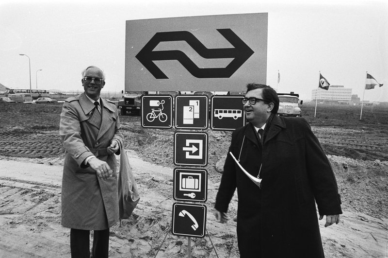 Startsein door Burgemeester Gruyters voor de bouw in 1981