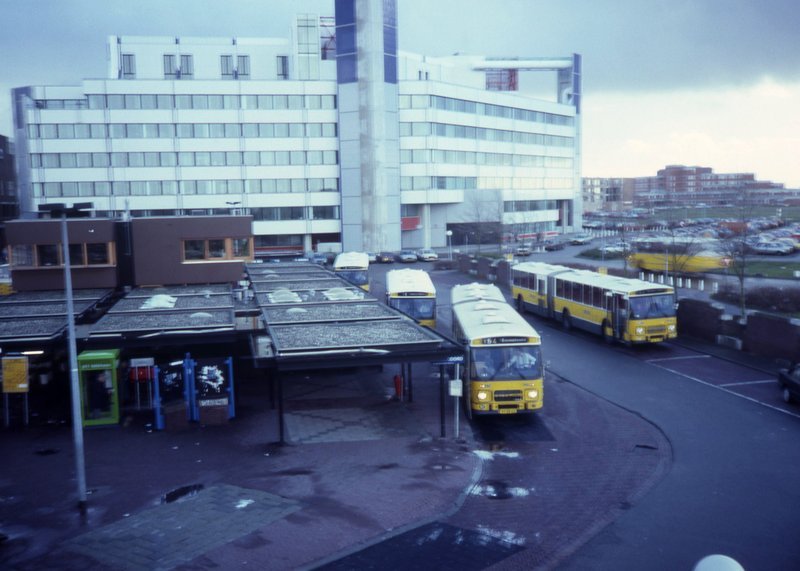 Busstation Gordiaan in 1986, op de achtergrond parkeerterrein nu het busstation en het ziekenhuis.