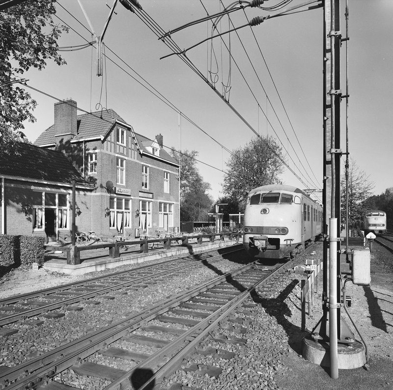 Station Mariënberg met een treinstel Plan V in september 1997.