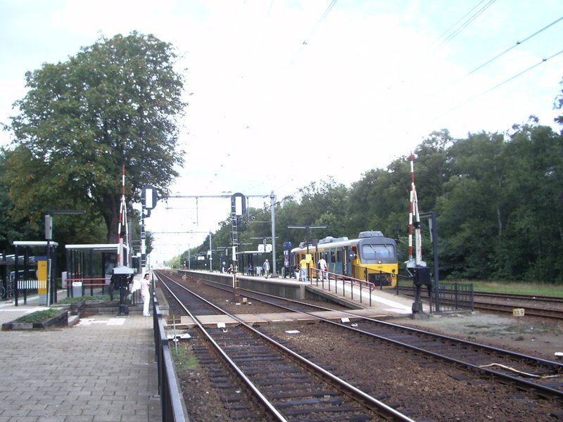De perrons, met de voormalige stoptrein (Veenexpress) naar Almelo.