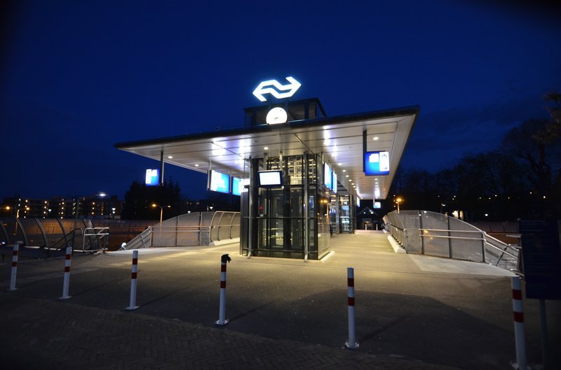 Ingang van het station bij nacht
