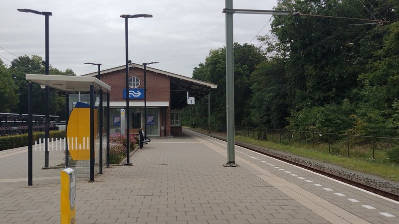 Perron en stationsgebouw in 2023