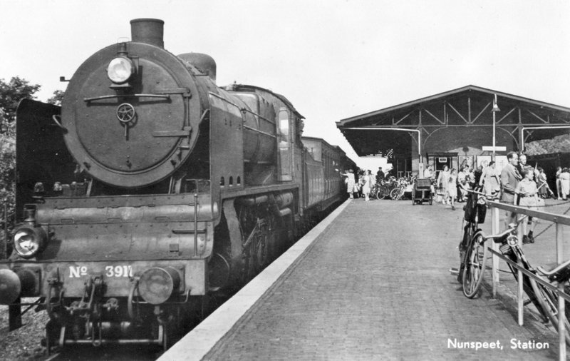 Station Nunspeet met loc 3911; circa 1930