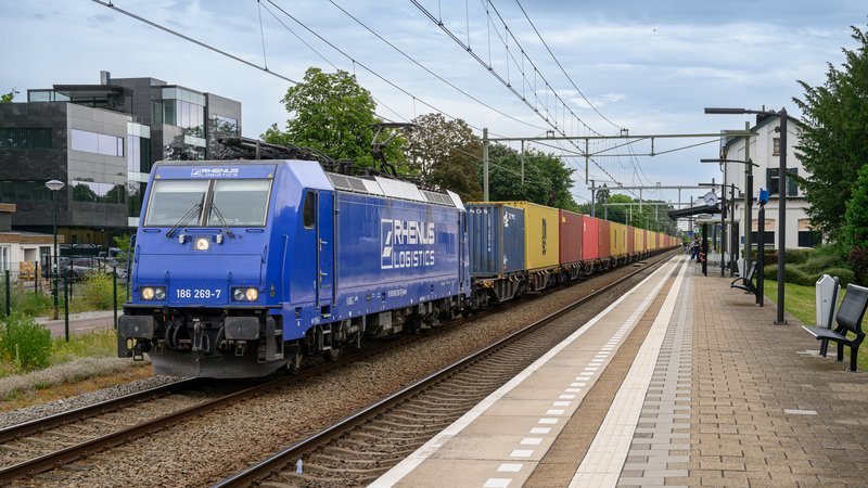 Goederentrein passeert het station