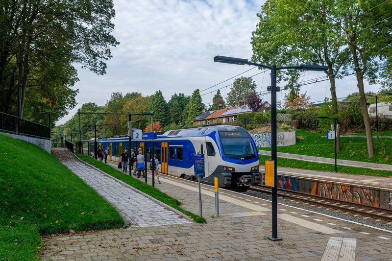 Een sprinter richting Arnhem Centraal op het station