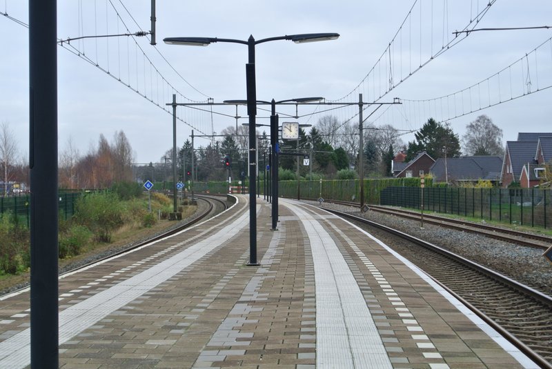 Een foto van het perron van station Rijssen (achterzijde)