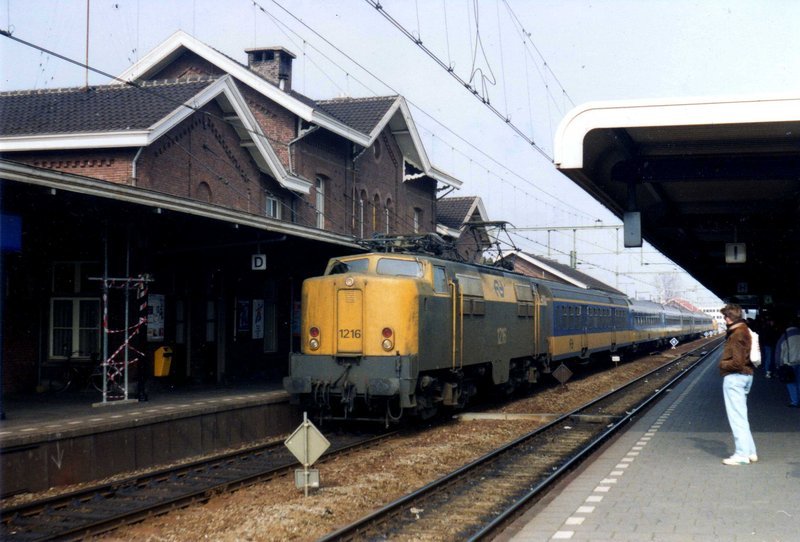 Loc 1216 met IC-trein 939 Zandvoort – Heerlen arriveert in station Roermond; 3 maart 1993